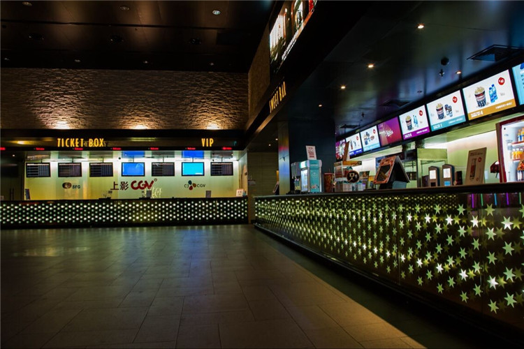 【最新案例】演繹完美相遇！優(yōu)色高清液晶廣告機(jī)亮相連鎖影院！